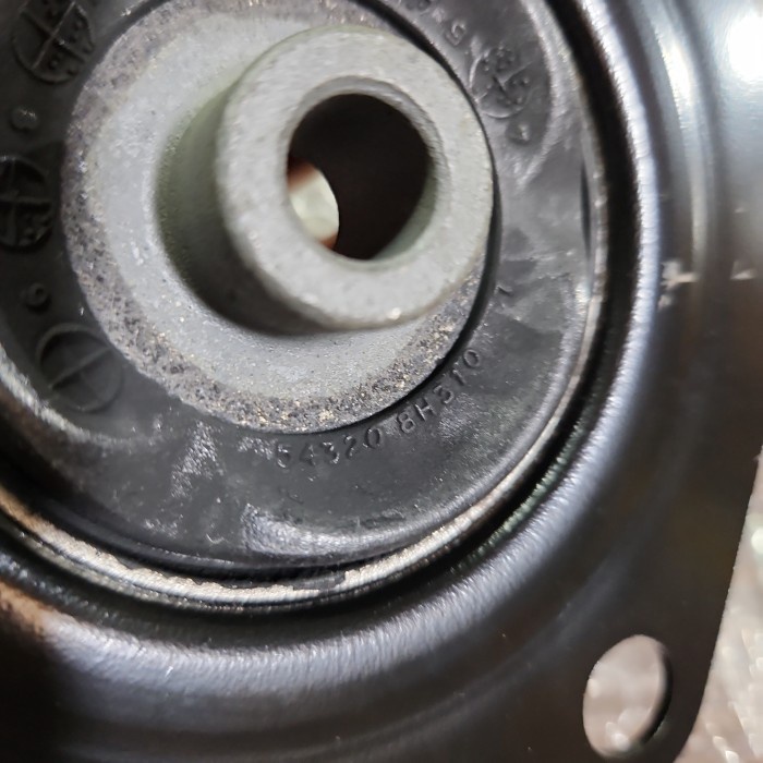 Karet Support Shock Nissan Xtrail T30 & Serena C24 Original Kode 093