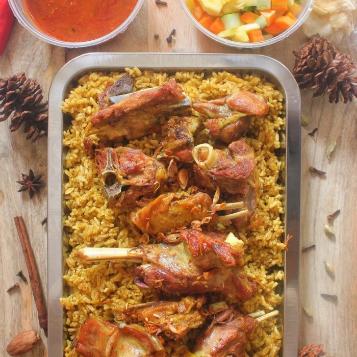 PREMIUM Nampan Kebuli kambing untuk 4 orang