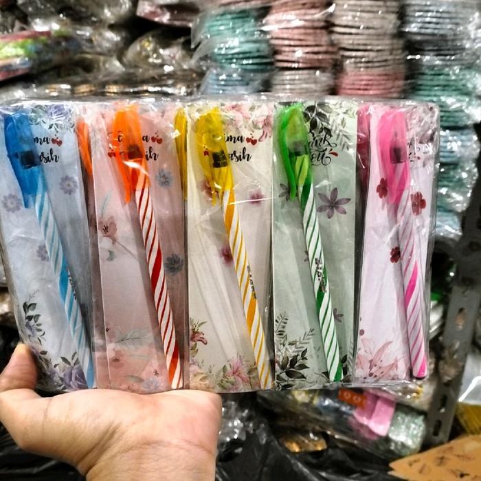 

Isi 50 Pcs Souvenir Pernikahan Pulpen Ukir Warna Kemas Alas Cantik Hitam Biru