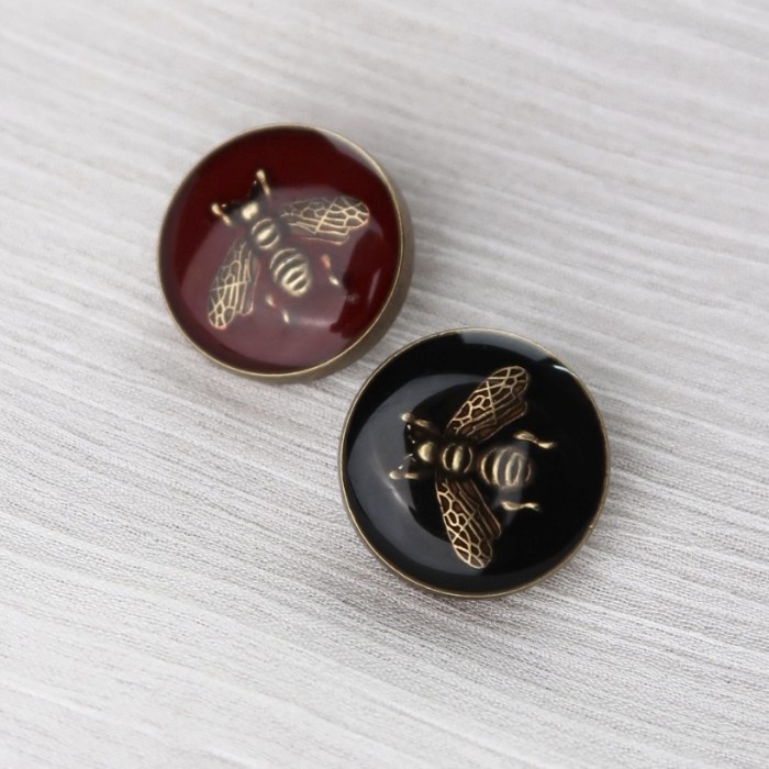 

Kancing Lebah Brand GUCC High End Langka Rare Unik Kancing Jahit