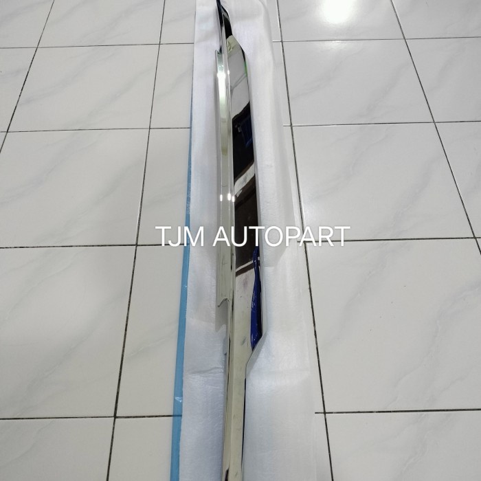Trunklid List Lis Chrome Pintu Bagasi Avanza Xenia 2019/2021 Original
