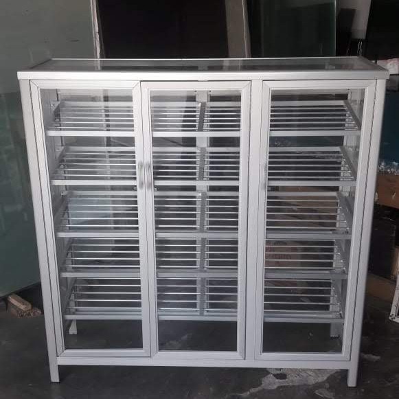 LEMARI SEPATU ALUMUNIUM COKLAT 2PINTU KACA RIBEN