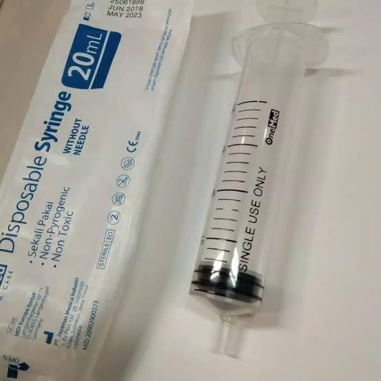 SPUIT 20CC ONEMED LUBANG PINGGIR/ SYRINGE 20ML ONEMED ECENTRIC TIP