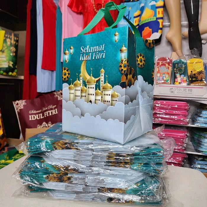 

Paket Grosir Tas Hantaran Hari Raya Model Laminasi 30x24x20 Anti Air Tapak Persegi Muat box Nasi