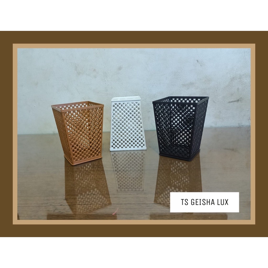 

TEMPAT PENSIL KAPASITAS BESAR DESAIN ESTETIS