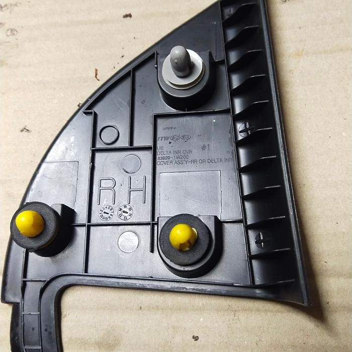 Cover Assy Segitiga Dalam Belakang Kanan All New Kia Rio Bekas