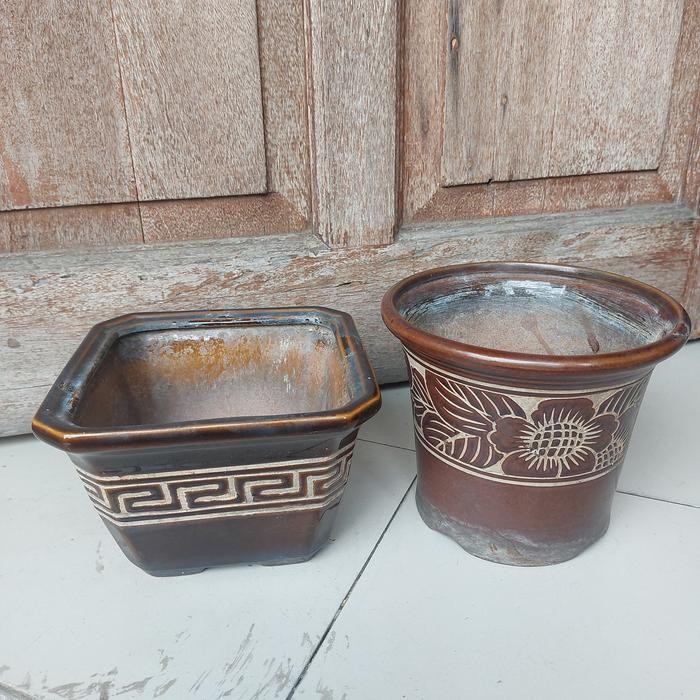 dua pot kembang keramik coklat Kode 1196