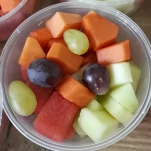 buah potong campur + anggur 4biji (cup) 1per pack