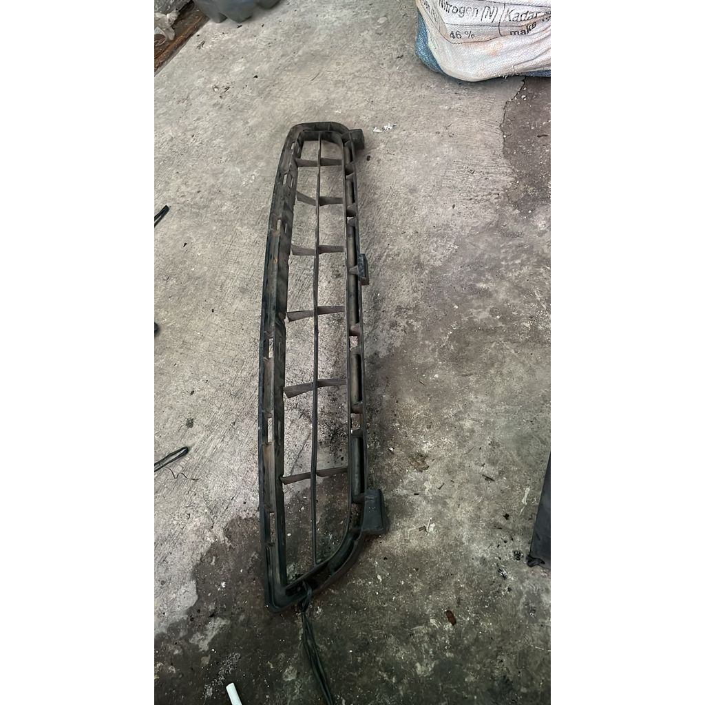 Grill ram bumper depan bawah toyota camry 2010-2011 original