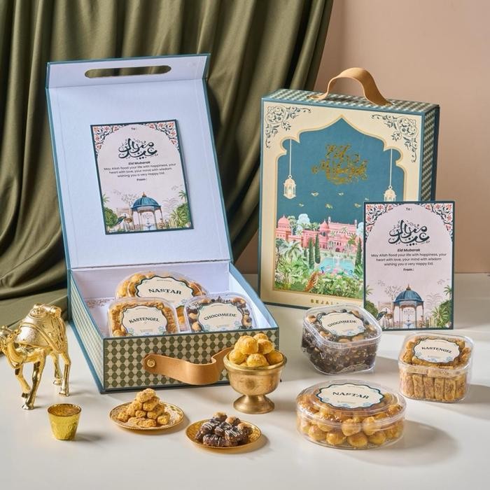 

Hampers Lebaran Premium 2024 by Sejalaaann HardBox Packaging Navy Glossy Gold Foil (32 x 19 x 8 cm)