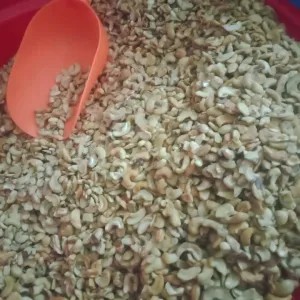 

kacang mede pecah 500g