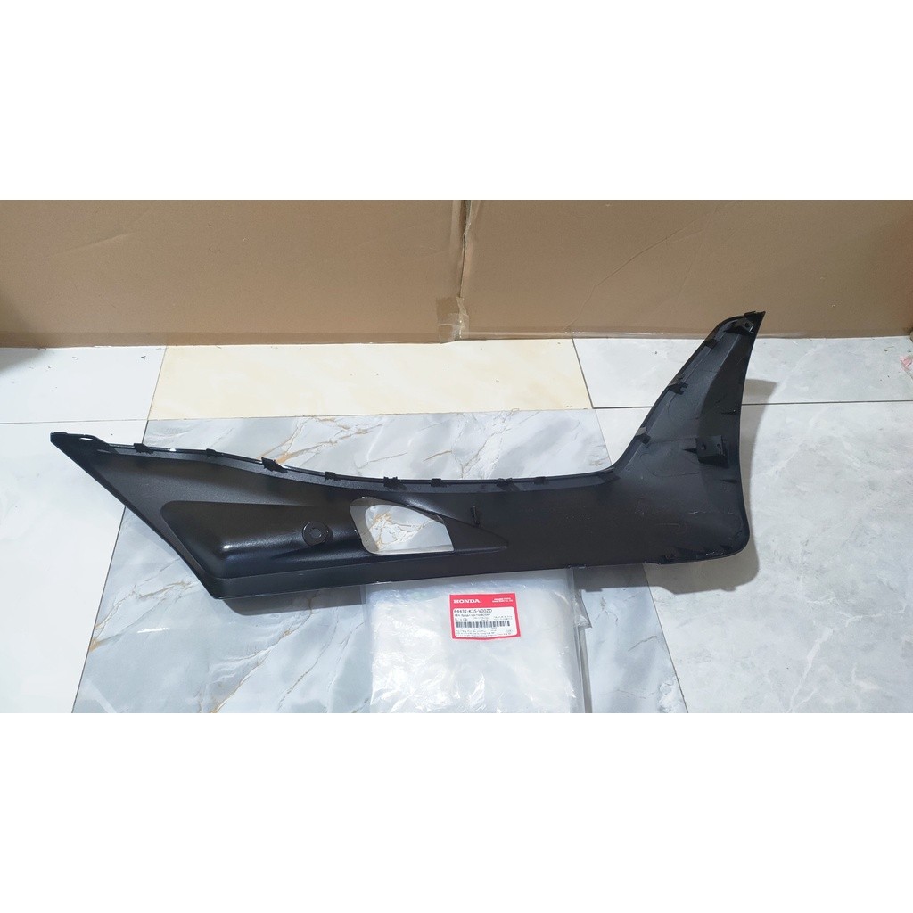 64432K35V00ZD – COVER LANTAI BAWAH KIRI HITAM METALIK, COVER L SIDE PO BLK MT PCX 150 CBU ORI AHM