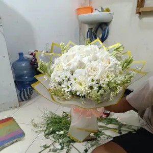 buket bulat krts putih transparan mawar putih  aster putih pikok putih sdp mlm