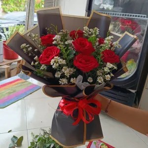 medium bouquet kertas hitam mawar merah mix pikok putih