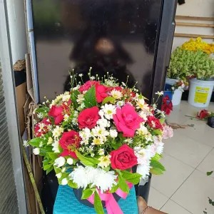 flower box mawar merah aster putih mix pikok putih