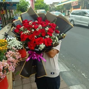 big bouquet kertas hitam mawar merah mix pikok putih
