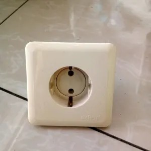 Stop kontak tanam okachi