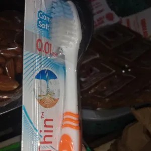 Sikat gigi (Oral B