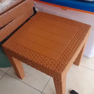 meja plastik motif rotan