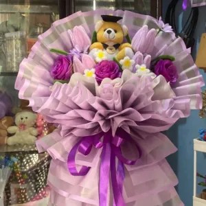 90.bucket boneka wisuda dan bunga artificial