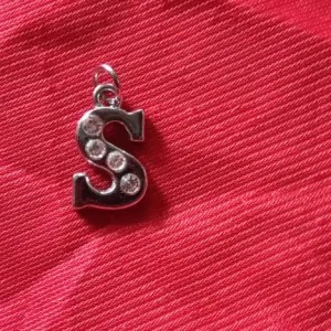 liontin putih huruf S