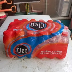 1pak air minum cleo botol