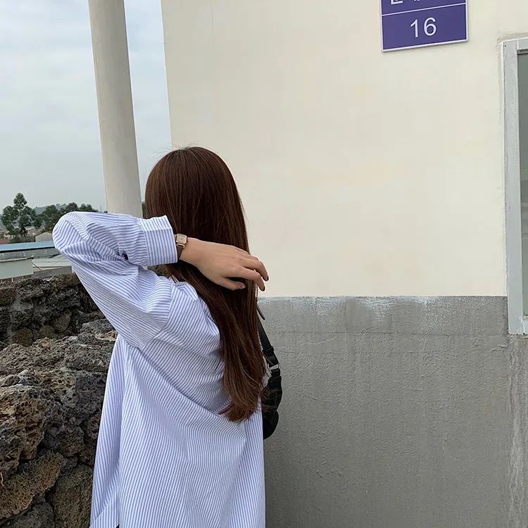 Red Musim semi 2023 mode baru kemeja bergaris lengan panjang desain akal siswa kemeja wanita top pasang