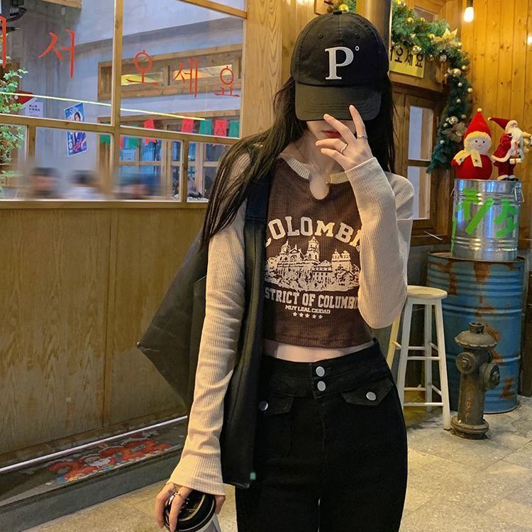 Red Manis gadis panas bahu depan lengan panjang t-shirt wanita 2023 gaya pendek baru kemeja slim bottoming dengan tren teratas musim gugur dan musim dingin