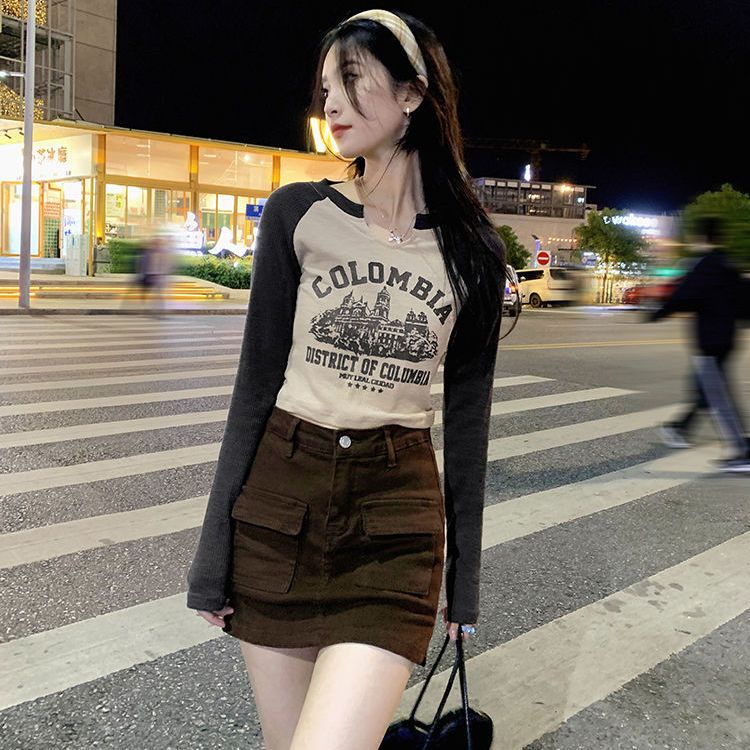 Red Manis gadis panas bahu depan lengan panjang t-shirt wanita 2023 gaya pendek baru kemeja slim bottoming dengan tren teratas musim gugur dan musim dingin