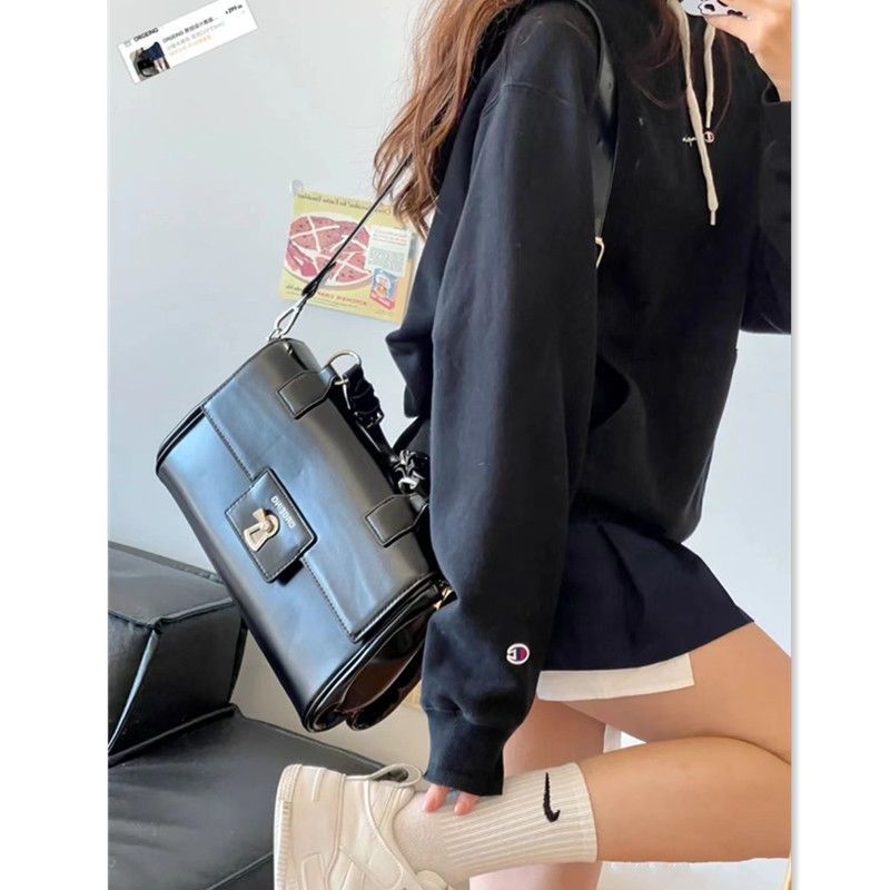 Sera 2023 baru high-end setengah baya kulit paten kapasitas besar hitam glossy genggam single-shoulder tas Messenger tas dokumen