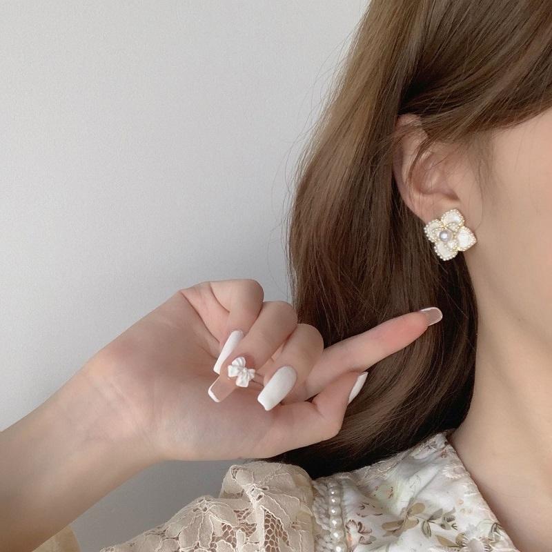 【Bayar di tempat】Anting Vintage Gaya Perancis Anting Bunga Camelia Mutiara Elegan Ringan Anting Mewah