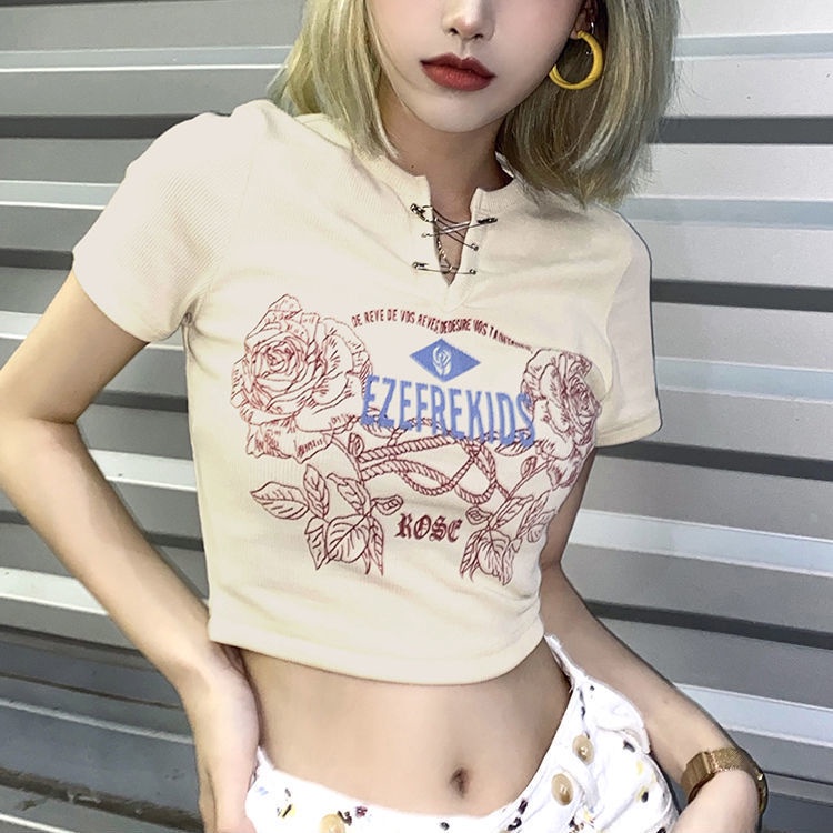 Red Manis dan pedas girly retro dicetak t-shirt lengan pendek wanita 2023 rasa desain kecil V-neck slim pinggang tinggi crop top