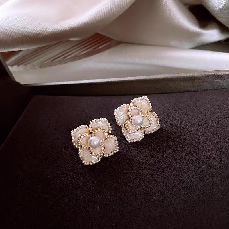 【Bayar di tempat】Anting Vintage Gaya Perancis Anting Bunga Camelia Mutiara Elegan Ringan Anting Mewah