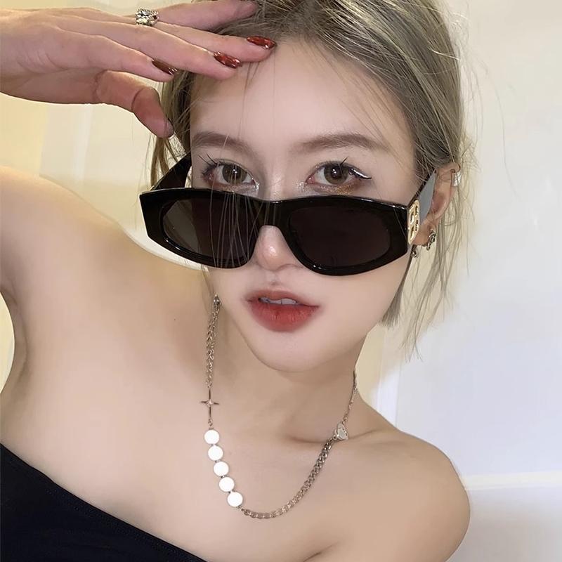 【Bayar di tempat】Chic Gold Double B Narrow Rectangle Frame Sunglasses Untuk Wanita Pria Keren Hitam Aesthetic Shades Trendy Anti Radiasi Sunnies Eyeglasses Outdoor Fashion Eyewear