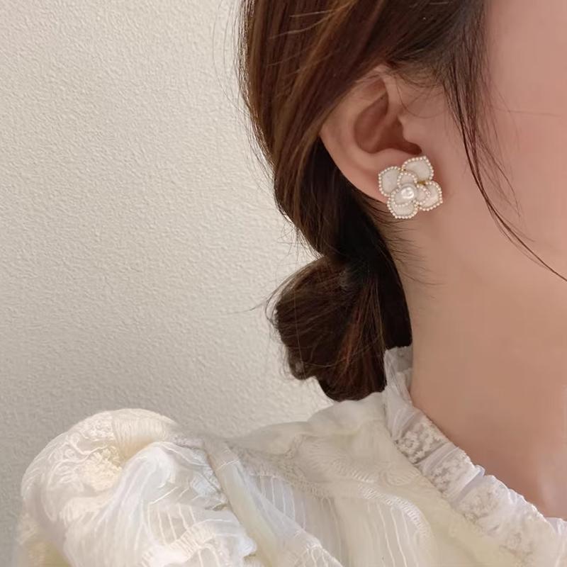 【Bayar di tempat】Anting Vintage Gaya Perancis Anting Bunga Camelia Mutiara Elegan Ringan Anting Mewah