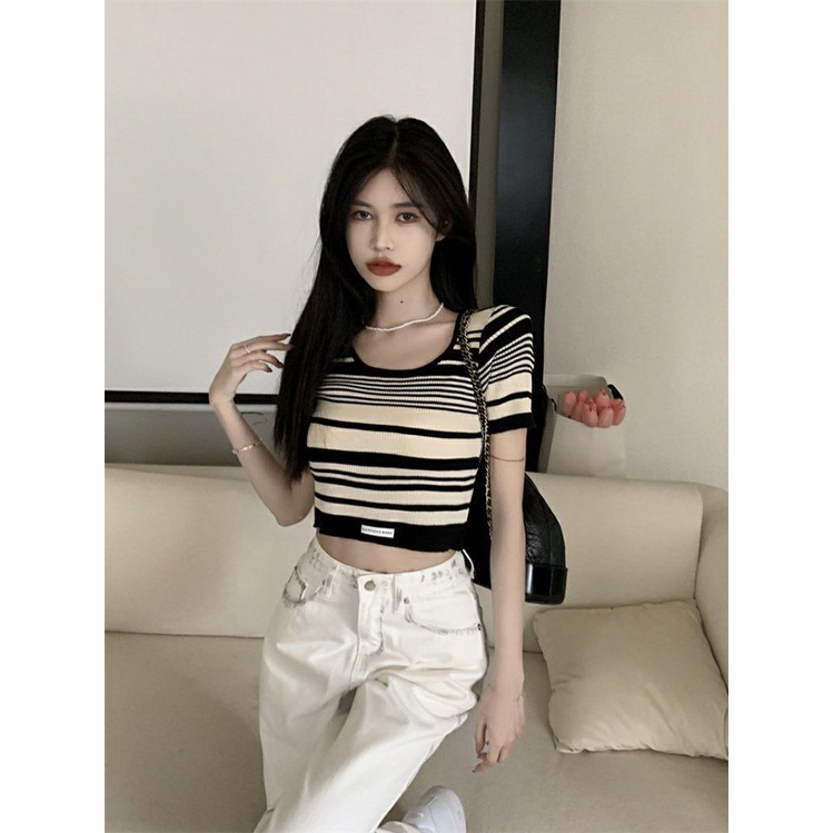 Red Bahasa Perancis Sweet Babes Bergaris Lengan Pendek Rajutan Bahu Depan T-shirt Wanita Musim Panas Pendek Ceruk Berpinggang Tinggi Pusar Chic top