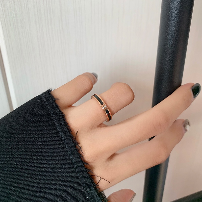 Cincin Couple Titanium Anti Karat Aksen Berlian Imitasi untuk Pria / Wanita