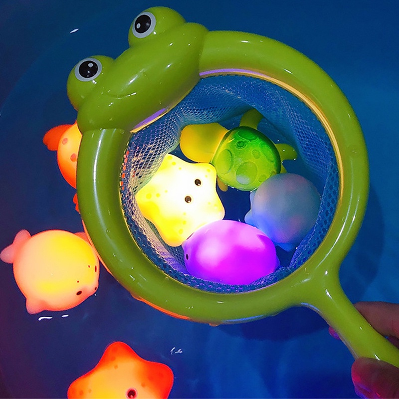 Bayi Hewan Lucu Mainan Mandi Renang Air LED Menyala Mainan Karet Lembut Pelampung Induksi Luminous Frogs Untuk Bermain Anak-Anak Hadiah Lucu