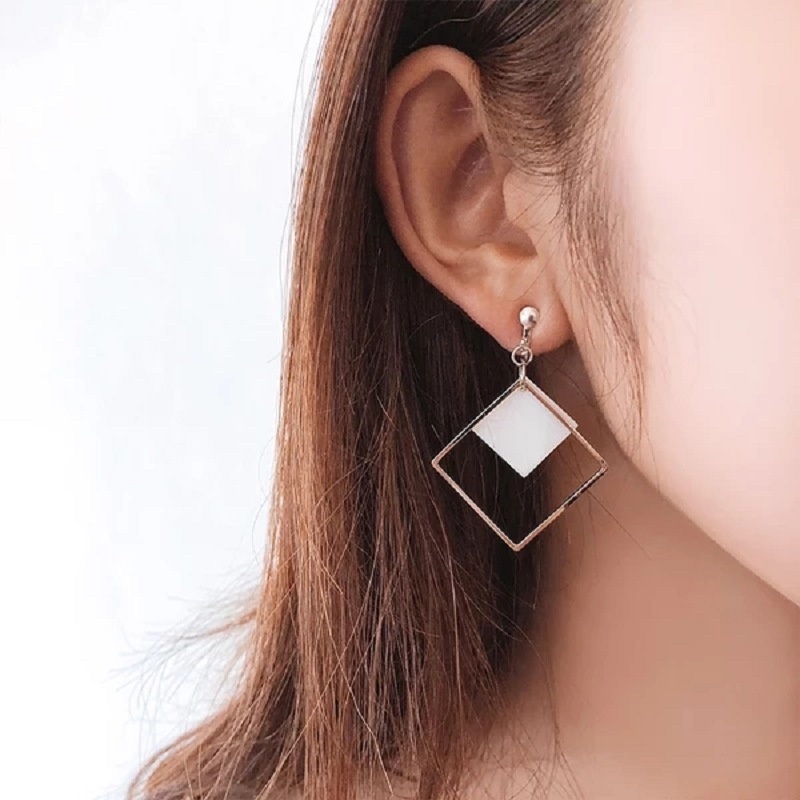 Anting Bentuk Persegi Geometris Model Hollow Gaya Korea Untuk Wanita