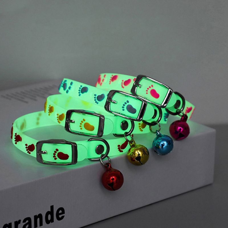 1pc Warna Acak Anjing Kucing Kalung Cat Dog Dress Up Collars Adjustable Luminous Silicone Fluorescent Pet Collars Dengan Bell Glow Di Malam Hari Nyaman Anti Hilang Cincin Leher