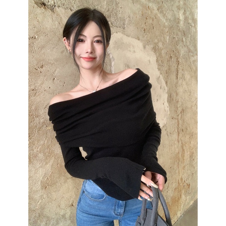 Red Sweter rajutan merah muda satu bahu lembut sweater musim semi wanita dengan kemeja bottoming hitam satu bahu off-shoulder top