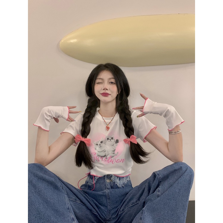 Red Gadis Seksi Kucing Bahu Depan T-shirt Wanita Pendek Musim Panas Amerika Putih Lengan Pendek Rasa Desain Niche Serut Manis dan Pedas Top
