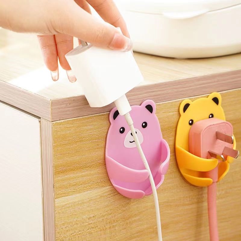 Socket Lubang Pemegang Soket Berbentuk Beruang Kait Plug Gratis Penggantung Dinding Dapur Berperekat Kuat Tanpa Jejak Pemegang Braket Kabel Listrik Penyimpanan