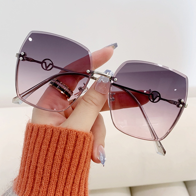 (YUZHU) Kacamata Hitam Tanpa Bingkai Logam Bergaya Baru Untuk Wanita Oversized Square Frame Gradient Shade Sunglasses