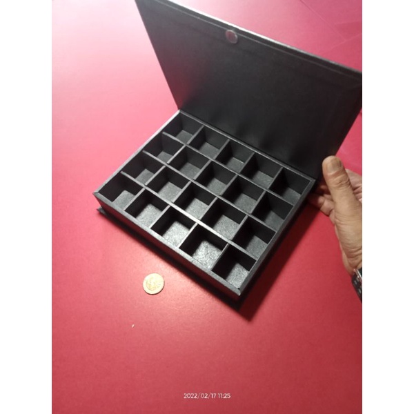 

new box hard cover sekat 20 hitam per 10 kotak - kotak sekat 20 kotak hampers nastar