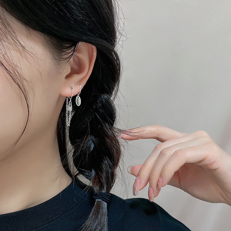 Anting Stud Rantai Asimetris Bentuk Kunci Bulat Geometris Warna Silver Untuk Wanita