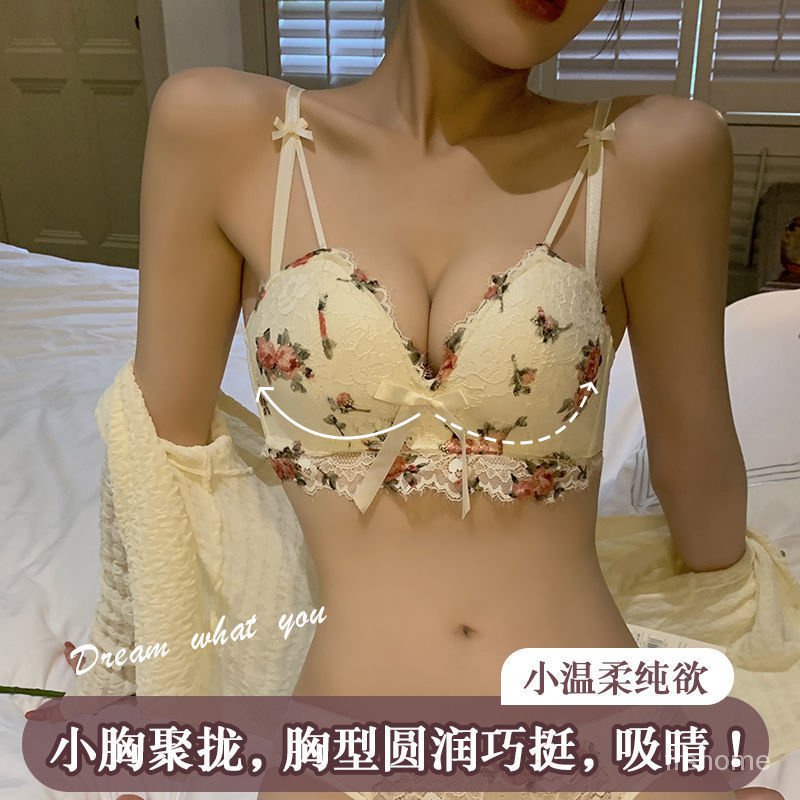 Dada kecil mengumpulkan pakaian dalam gadis menunjukkan besar anti kendur dukungan atas seksi belaka