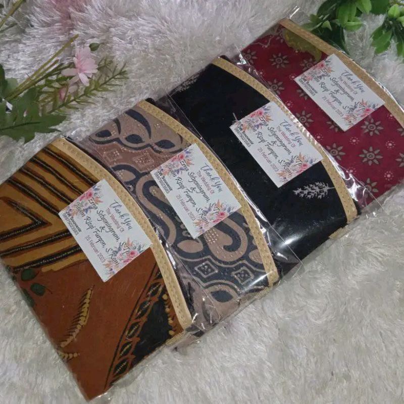 souvenir pernikahan dompet batik + kartu nama pengantin (min 100pcs)