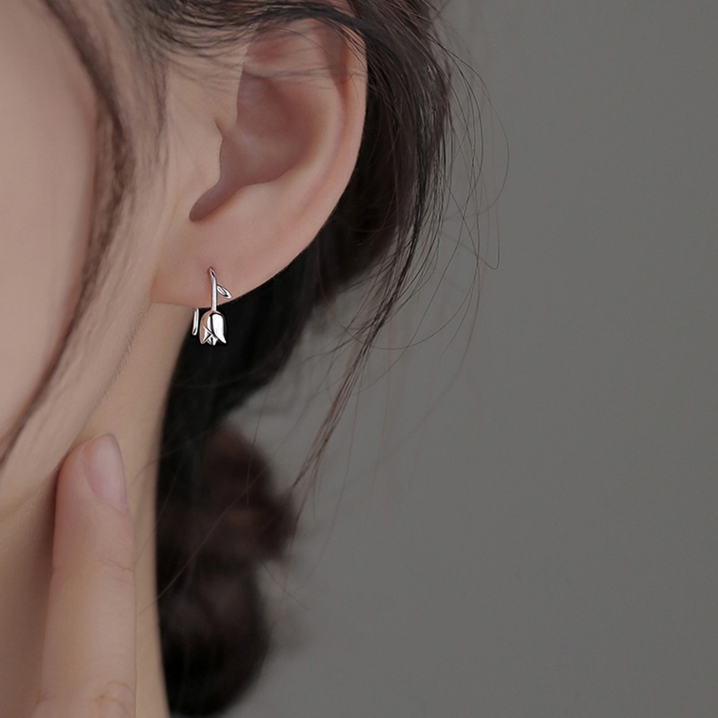 1 Pasang Anting Stud Desain Bunga Tulip Bahan S925 Silver Gaya Korea Untuk Wanita