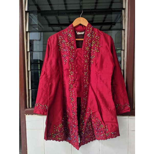 Preloved Setelan Kebaya Maroon size XL dan Kain Sarung Batik Halus